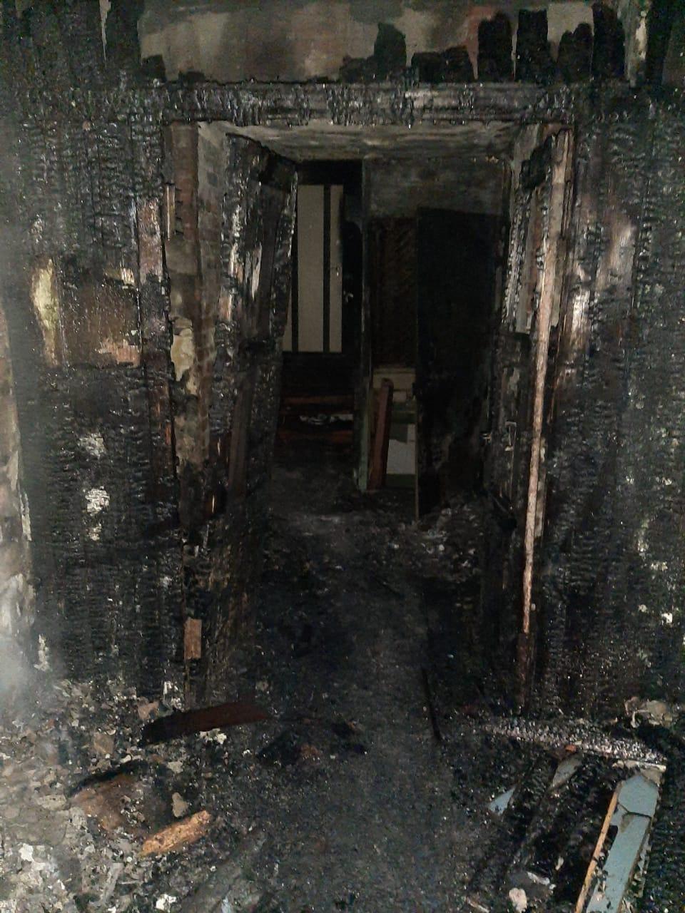 Фото Появились фото с места пожара с двумя пострадавшими в Новосибирске 4